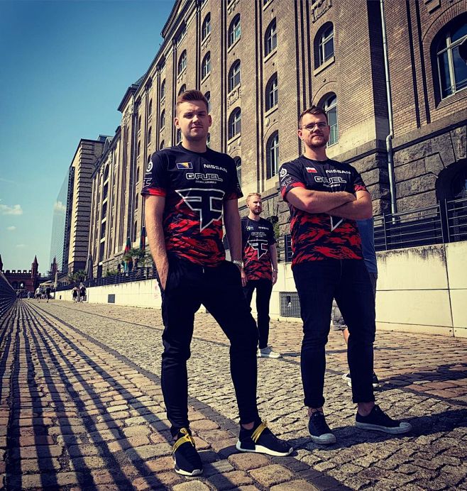 2023年3月1日，LGD.Jinjiao选手选出卡莉丝塔，此为该英雄第一次以辅助位置登上LPL赛场