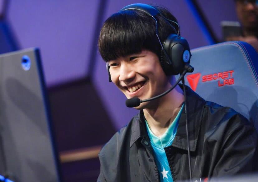 S13决赛主持人裴惠智分享决赛日与T1中野合照及赛后感言