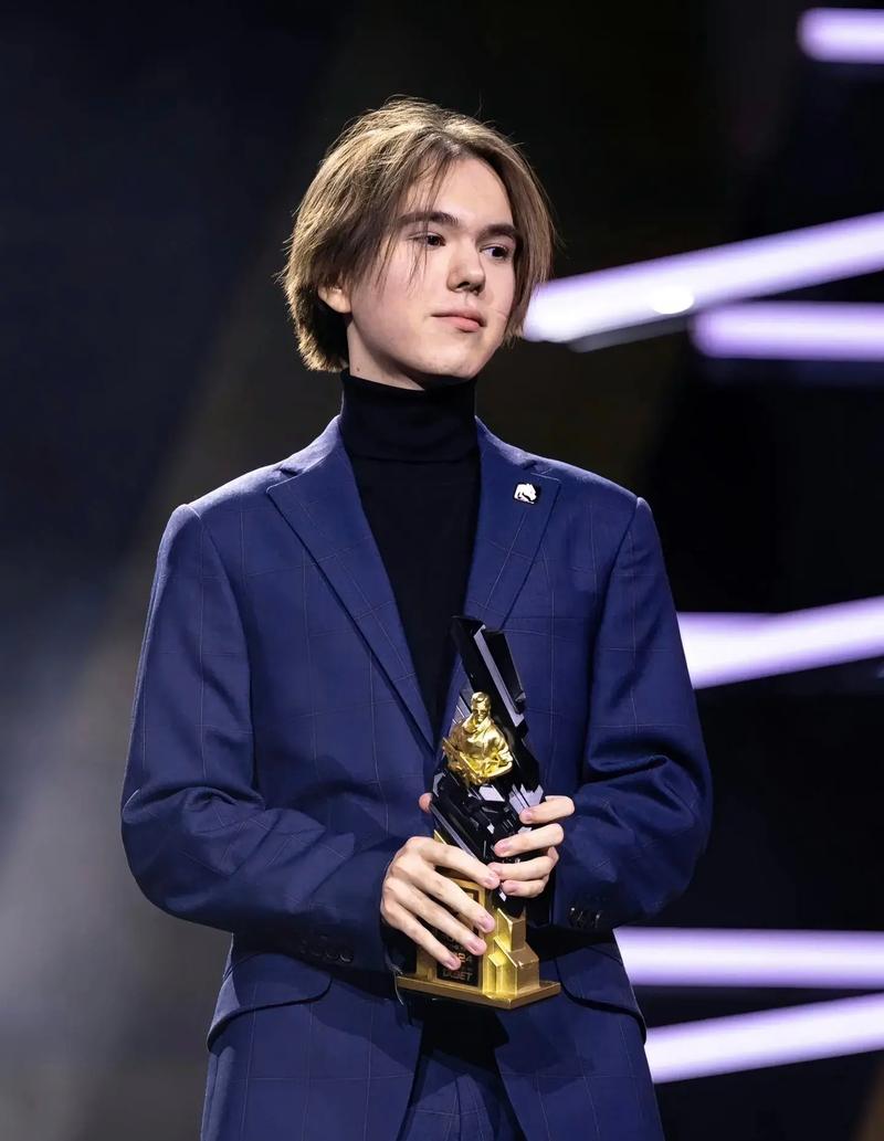 TES世界赛出征照：369笑嘻了~