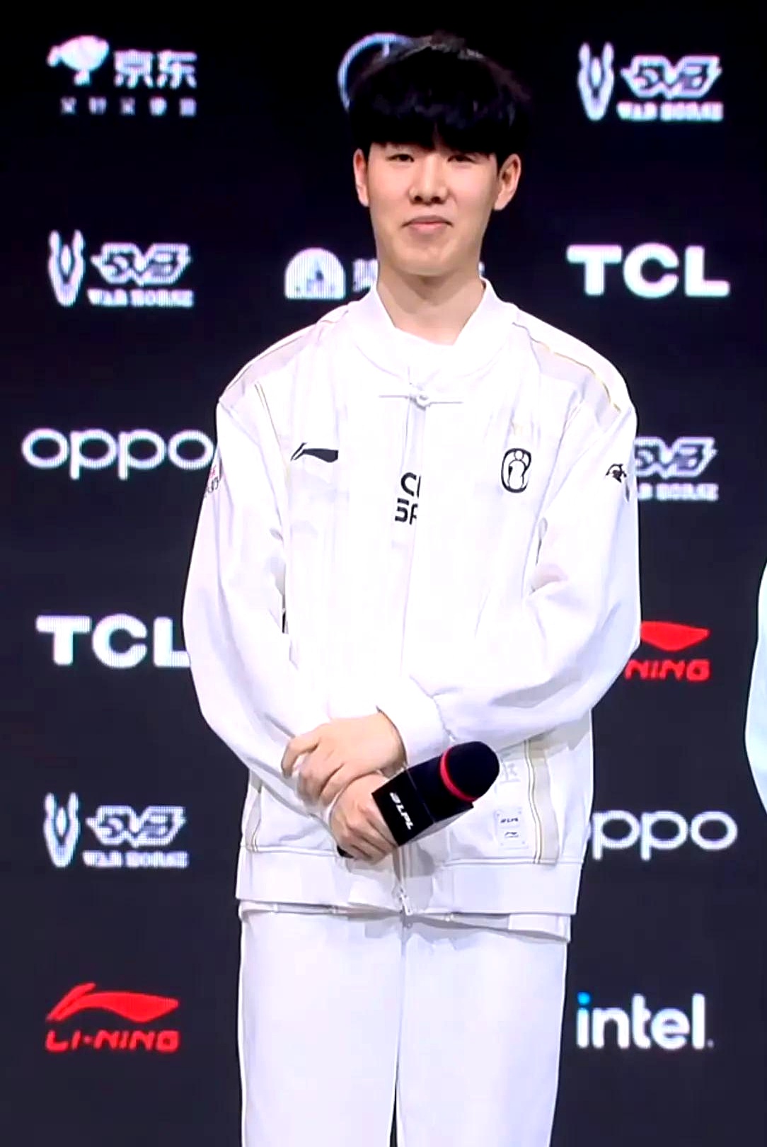 全力以赴的表演！上路、中路、下路和打野都做出了精彩的操作， EDward Gaming 击败了 Bilibili Gaming ，三支队伍全部获胜晋级