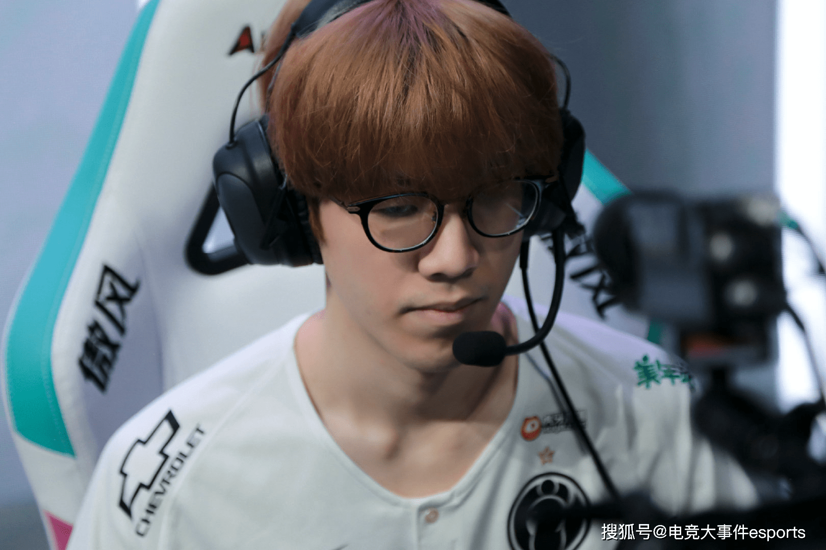 兄弟水晶谈论了 LPL 的现状：现在真的很难取得成绩。选手、教练和管理层必须优秀！