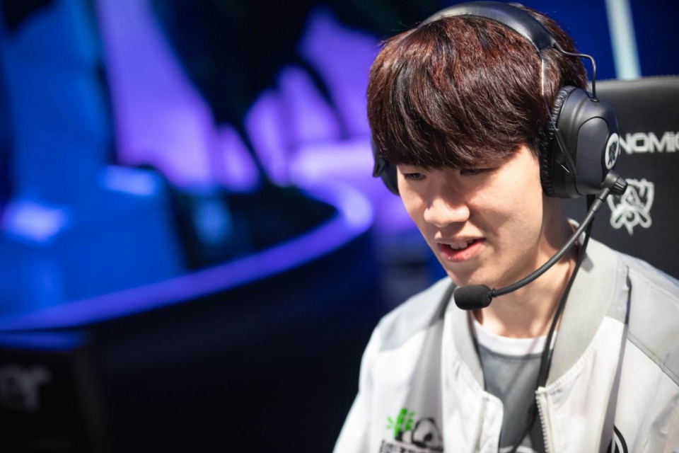 这必须是标志性的加里奥！ faker + Oner 成功覆盖了下路， T1 在没有任何危险的情况下赢得了第一场比赛