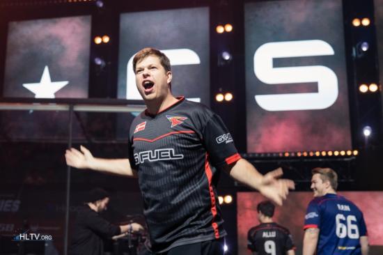 赛后采访Care：每一波团都勇往直前 是因为有翔哥在我不怕的